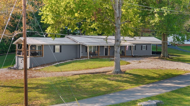 single story home with a front lawn