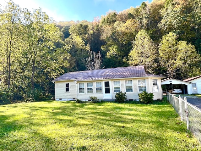 view of front facade featuring a front yard