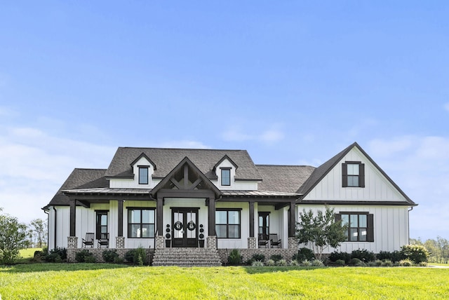 view of front facade featuring covered porch and a front lawn