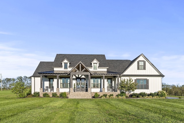 view of front of house featuring a front lawn