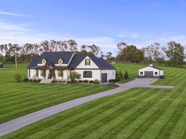 view of front facade featuring a front lawn