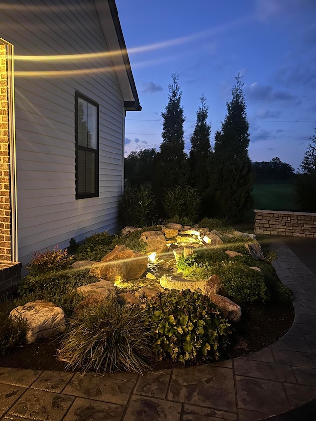 view of yard at dusk