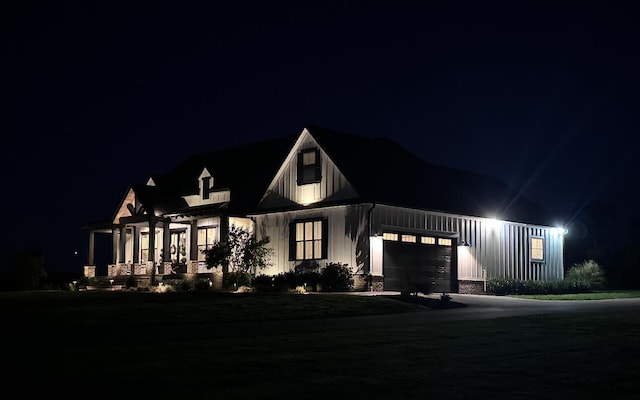 modern inspired farmhouse featuring a garage and a lawn