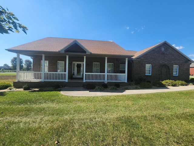 view of front facade featuring a porch and a front lawn