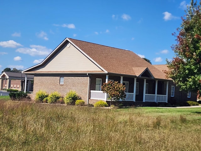 view of front of house with a front lawn and covered porch