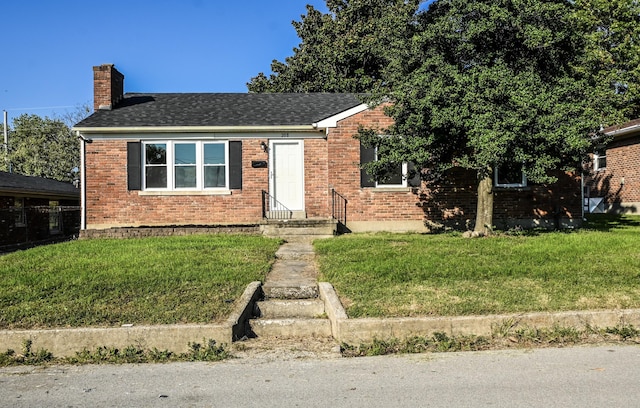 view of front facade with a front yard