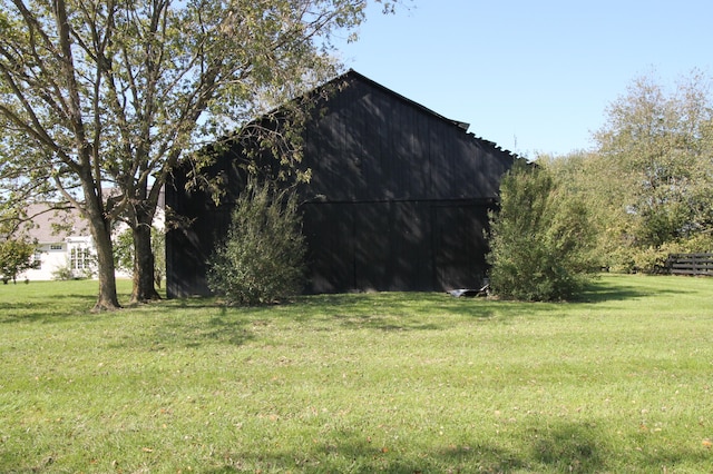 view of yard with an outdoor structure