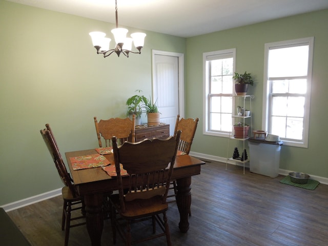 dining area with a notable chandelier, dark wood-style flooring, and baseboards