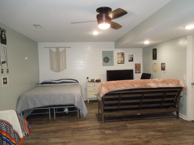 bedroom featuring dark wood-style floors, visible vents, and ceiling fan