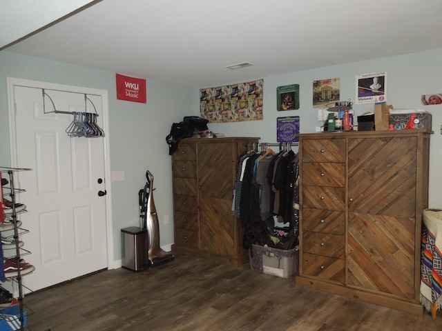 foyer featuring dark wood-style floors and visible vents