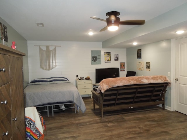 bedroom featuring ceiling fan, dark wood-style flooring, and recessed lighting