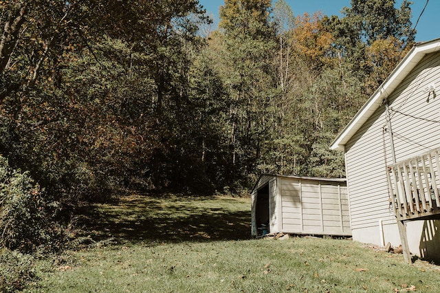 view of yard featuring a storage shed