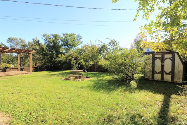 view of yard featuring a shed