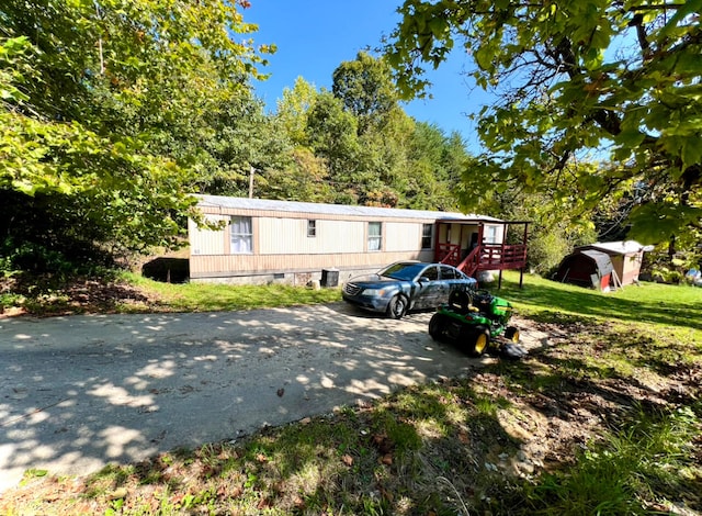 manufactured / mobile home featuring a front lawn