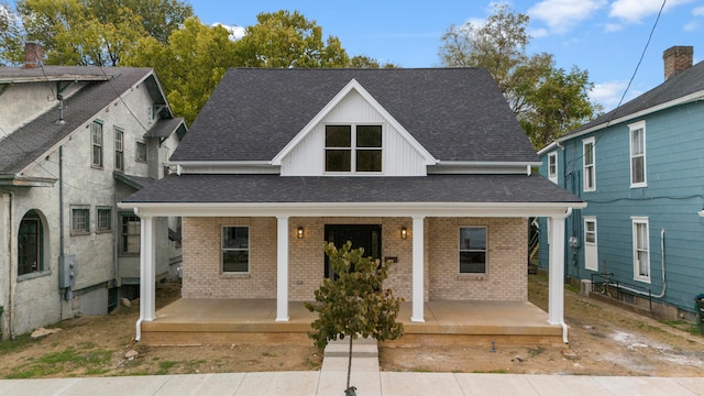 view of front of property featuring a porch