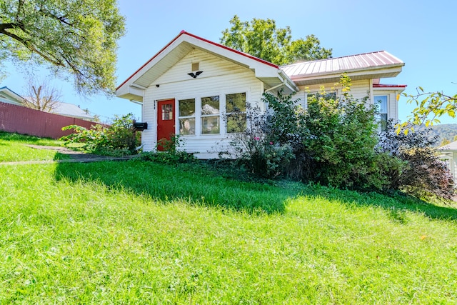 view of front of house with a front lawn