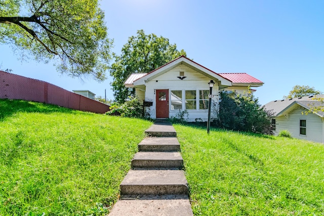view of front of house featuring a front lawn