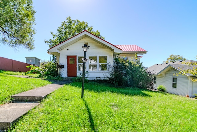 view of front facade featuring a front yard
