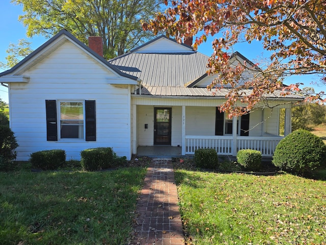 view of front of property with a porch and a front yard