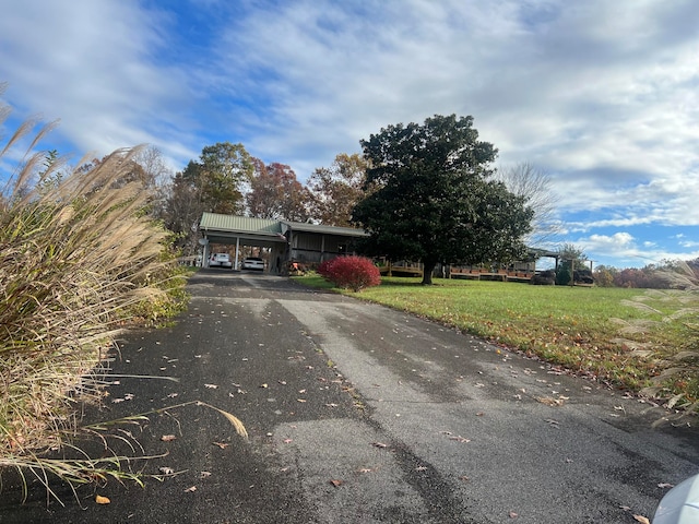 view of front of property featuring a front yard and a carport