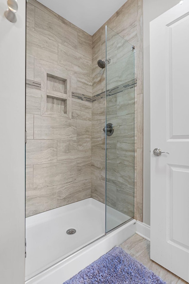 bathroom featuring tiled shower