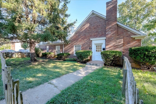 view of front of property featuring a front yard