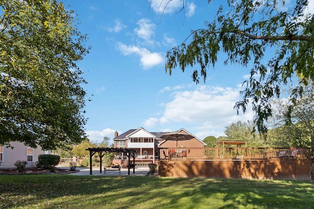 view of yard featuring a pergola