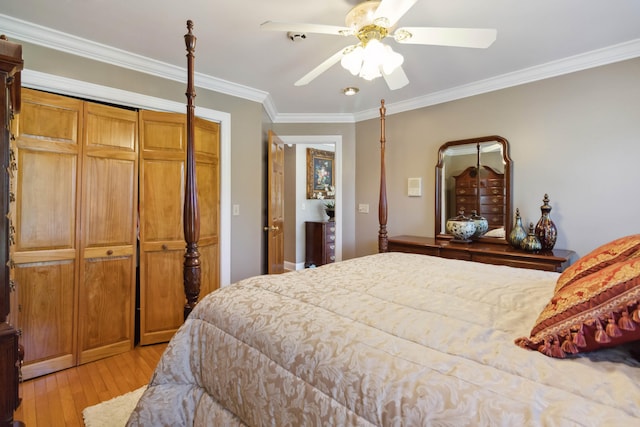 bedroom with light wood-style floors, a closet, ceiling fan, and ornamental molding