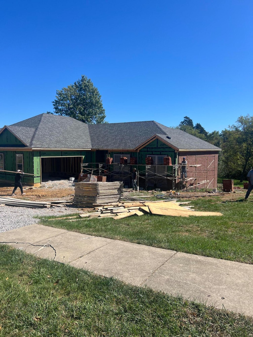 view of front of property featuring a front lawn