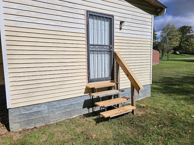 entrance to property featuring a yard