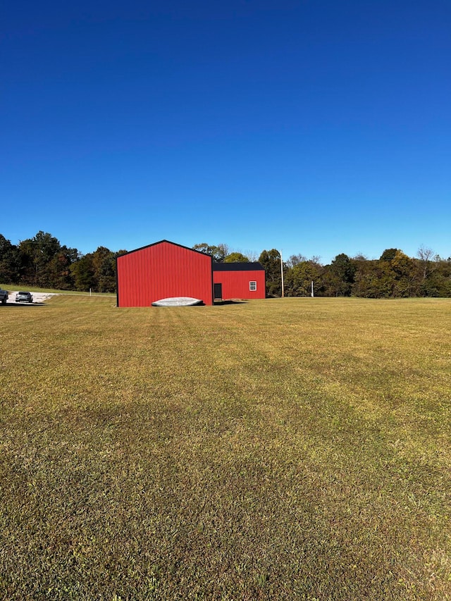 view of yard featuring an outbuilding