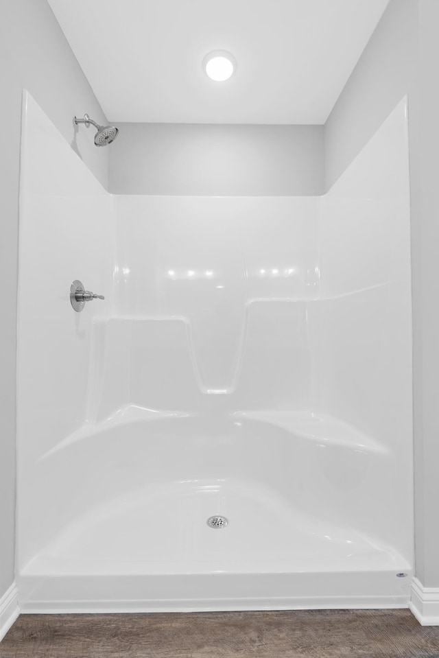 437 Friendly Ave, Nicholasville, KY 40356 - bathroom featuring a shower