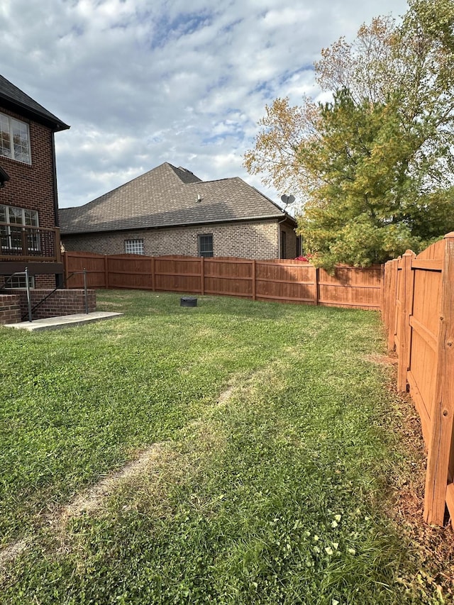 view of yard featuring a fenced backyard