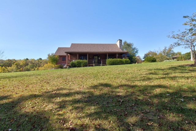 view of front of home featuring a front yard