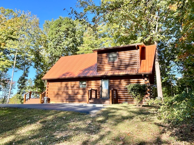 view of front of property with a front yard