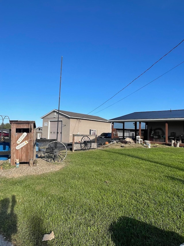 view of yard featuring a storage unit