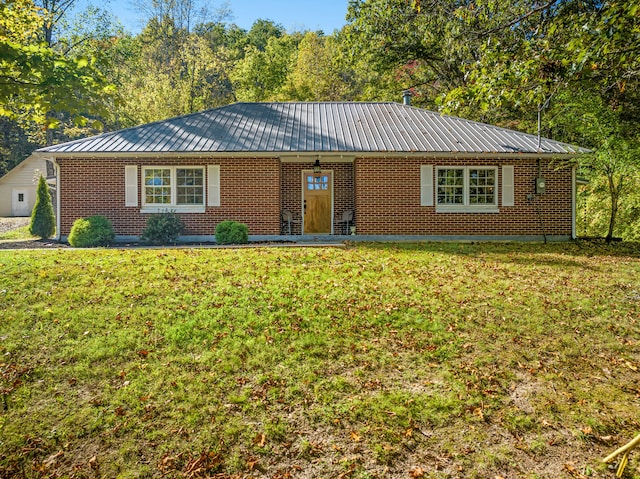 ranch-style house featuring a front lawn