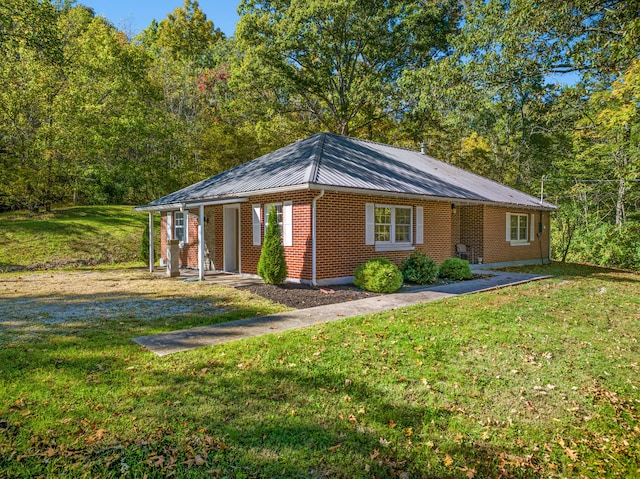 single story home with a front yard