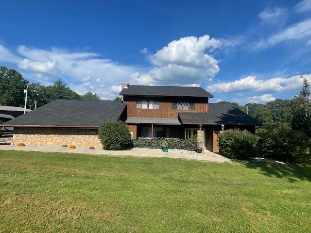 view of front of home featuring a front yard