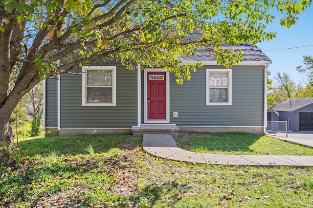 view of front of home featuring a front lawn