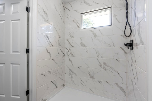 bathroom featuring tiled shower