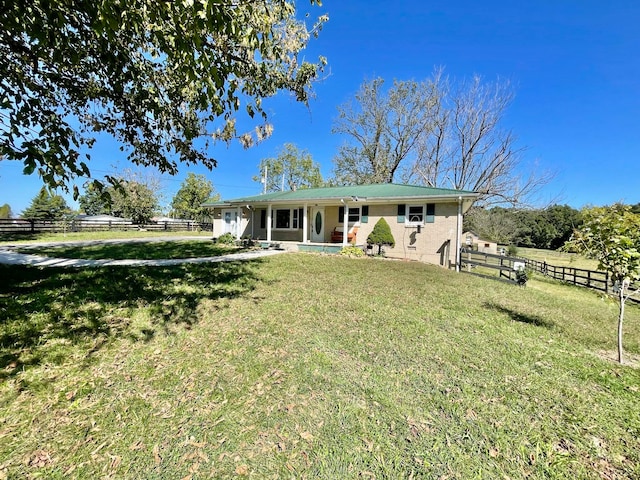 view of front of house featuring a front lawn