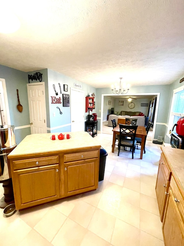 kitchen featuring a notable chandelier and a textured ceiling