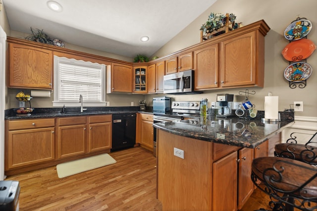 kitchen with sink, kitchen peninsula, stainless steel appliances, light wood-type flooring, and vaulted ceiling