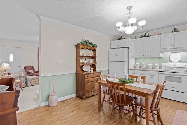 dining space with crown molding, a chandelier, light hardwood / wood-style floors, and a textured ceiling