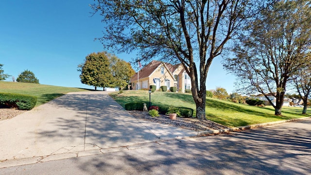 view of front of property featuring a front yard