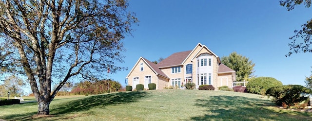 view of front facade featuring a front lawn