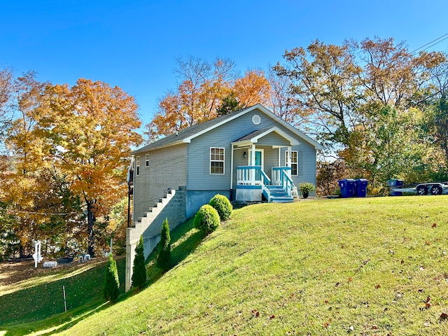 view of front of property featuring a front lawn