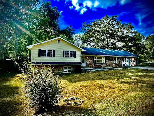 view of front of house with a front lawn