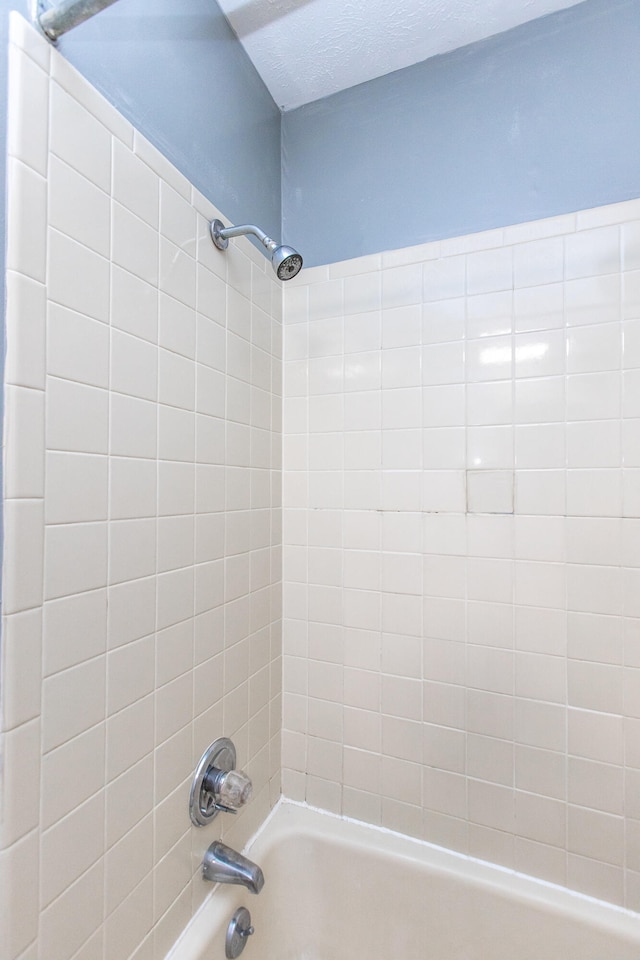 bathroom with tiled shower / bath combo